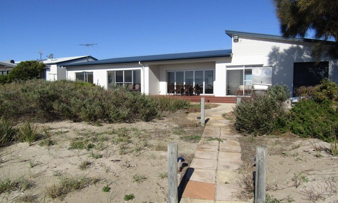 Melville House | The Shack ~ Absolute Beach Front, Not your average Shack! Off Peak Special!