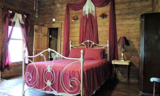 Palestine Bed & Breakfast | The Shady Lady Room at The Ranch at Walston Springs; Breakfast Included