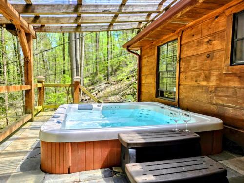 Townsend House | The Skinners Cabin Hot Tub Fireplace Grill