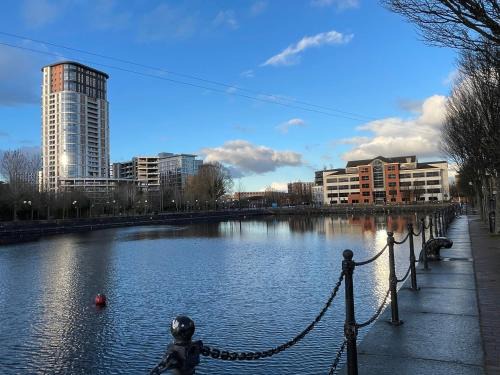 Salford Apartment | The Skyview Apartment near Media City & Old Trafford Stadium with Paid Gated Parking, 500Mbps Internet & Netflix