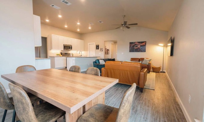 Lubbock House | The Slowdown Saddle - Hot Tub