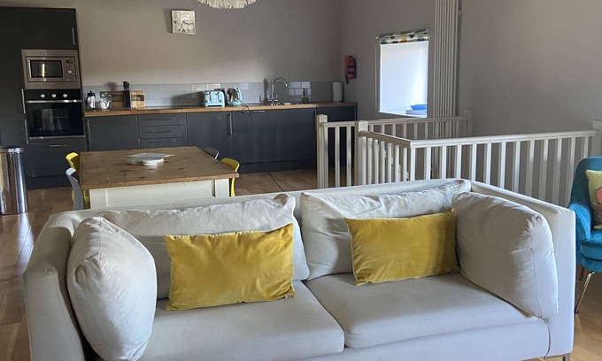 Saint Goran House | The Snug - Beautiful Grade 2 listed barn conversion