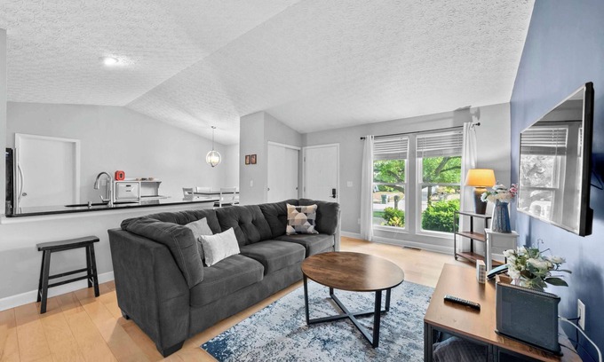 Columbus House | The Suburban Nest – For 6!