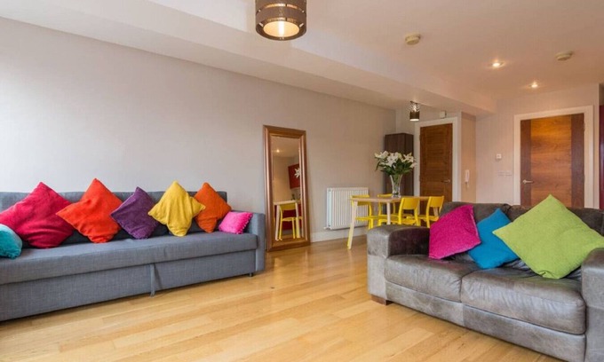 Cathedral Quarter Apartment | The Sunflower Central Belfast Apartment | Sleeps 4 | Steps from Cathedral Quarter