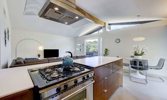 South River City House | The Tiffany | Pet-Friendly SoCo Townhome