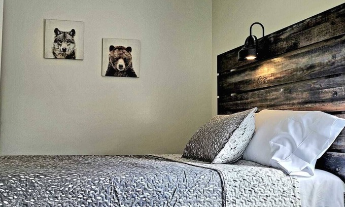 Tazewell Apartment | The Traveler On Main - Suite #1- Across the Street from Back of the Dragon!
