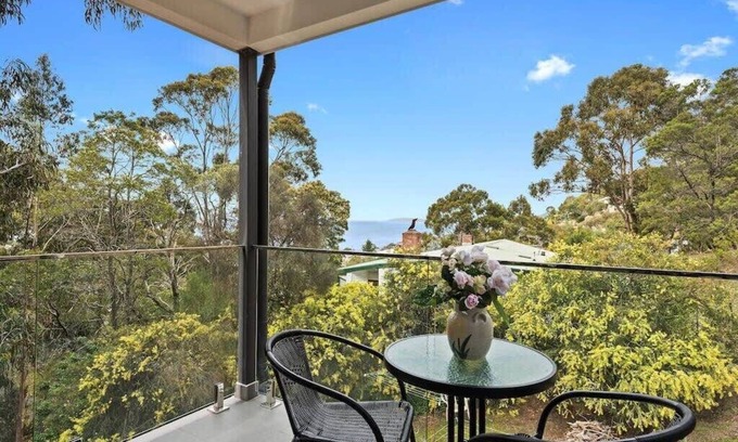 Taroona Apartment | "The Treetops Nest" self contained apartment