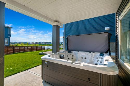 Calgary House | The Ultimate Getaway with Central AC, 3 King Beds, Hot Tub, Pool Table and More