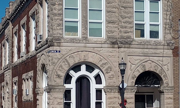 Fairfield House | The Vault /Historical 1800s Bank 7min Off I-64. Downtown Main street