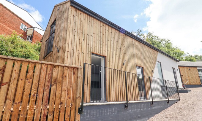 Hartshill Cottage | THE VIEW, romantic, with a garden in Hartshill