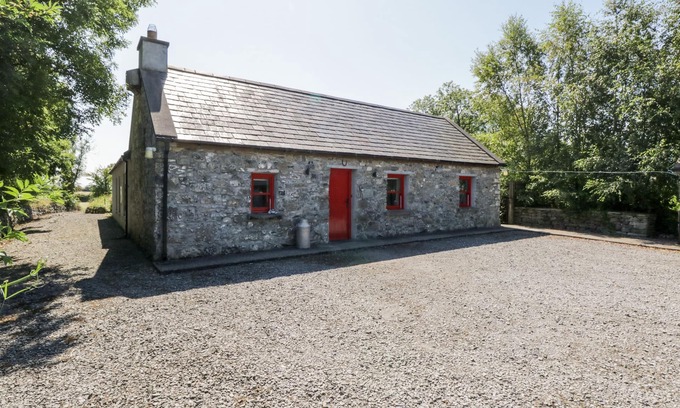 Dunmore Cottage | THE VISITING HOUSE, pet friendly, with pool in Dunmore, County Galway