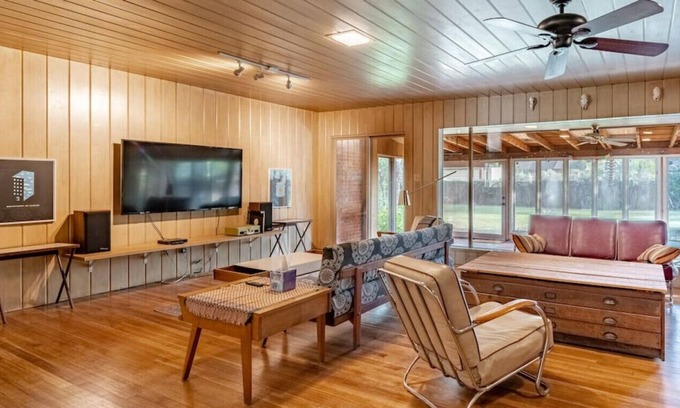 Heart of Lubbock House | The Wahlberger - 3BR/2BA - Mid Mod Near Texas Tech