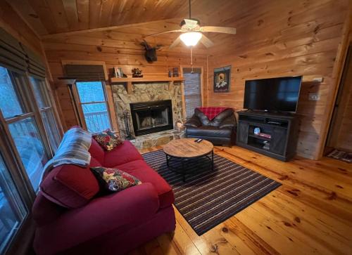 Blue Ridge House | The Wander Inn Cabin In The BR Mtns w Hot Tub