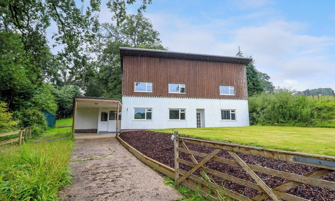 Newtown Cottage | THE WARDENS HOUSE, pet friendly, character holiday cottage in Newtown