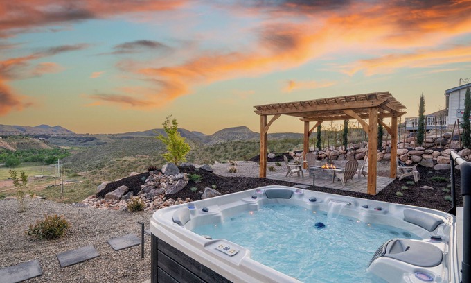 Toquerville House | The Watchman+ by AvantStay | 20 Min to Zion | Hot Tub + View