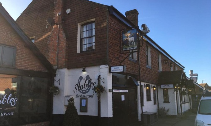 Cranleigh Hotel | The White Hart pub and rooms