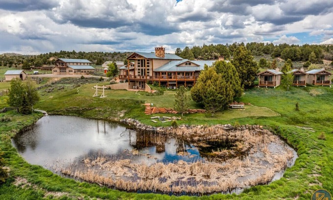 Alton House | The Wildflower, Lodge+guest cabins 26 people