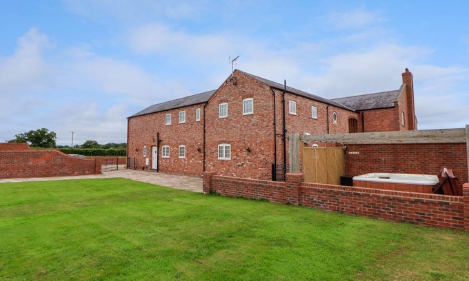 Overton-on-dee Cottage | THE WING, pet friendly, luxury holiday cottage in Bangor-On-Dee
