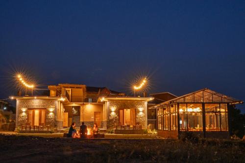 Bir Cabin | The Winter Courtyard by AVVAs Stays