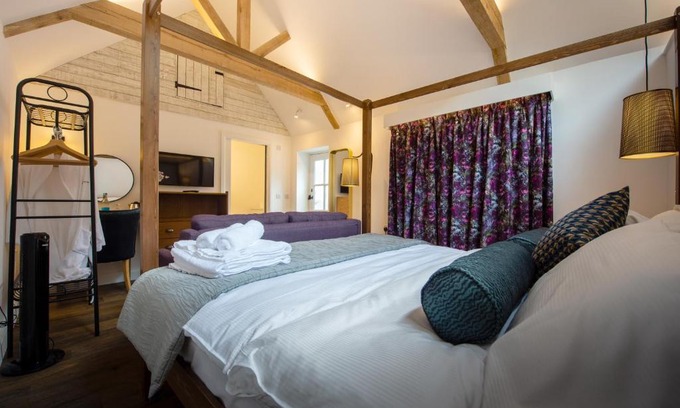 Guildford Hotel | The Withies Inn
