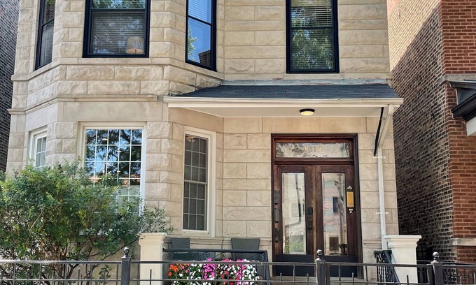 Wrigleyville Apartment | The Wrigleyville Deluxe -Steps from Wrigley Sleeps 10