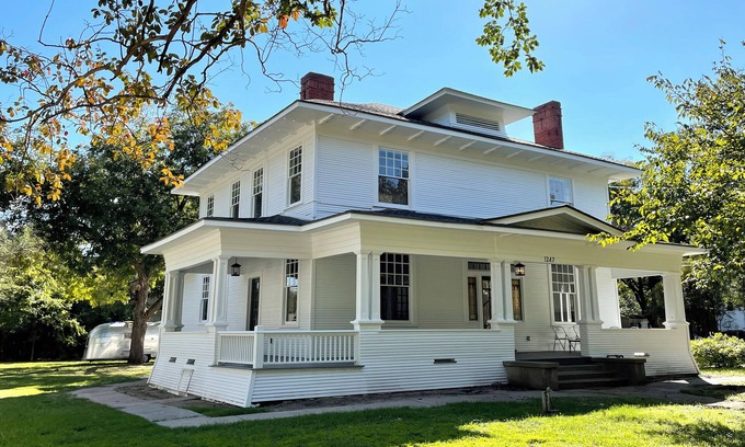 Corsicana House | THE WRITERS HOUSE a fully restored 1912 Craftsman in Corsicana Carriage District