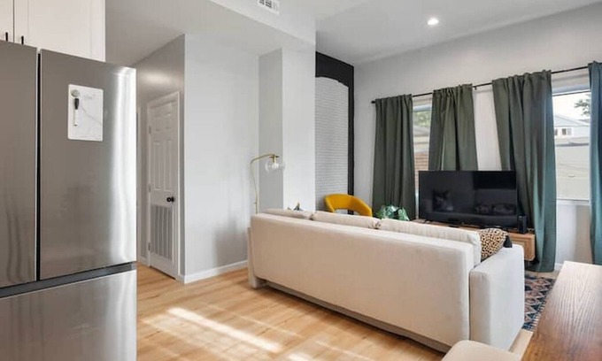 St. Louis Apartment | The Yellow Door Escape Sleeps 6 Hidden Gem
