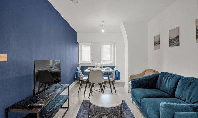 Coventry Apartment | The Zenith Suite Sleeps 3 People. Discount for Weekly long-term stays! AirbnbUni