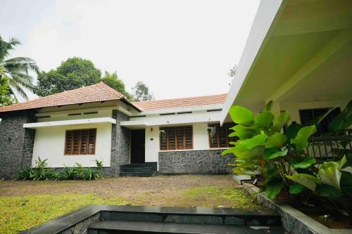 Perumbaikad Apartment | Thekkaniyil Homestay