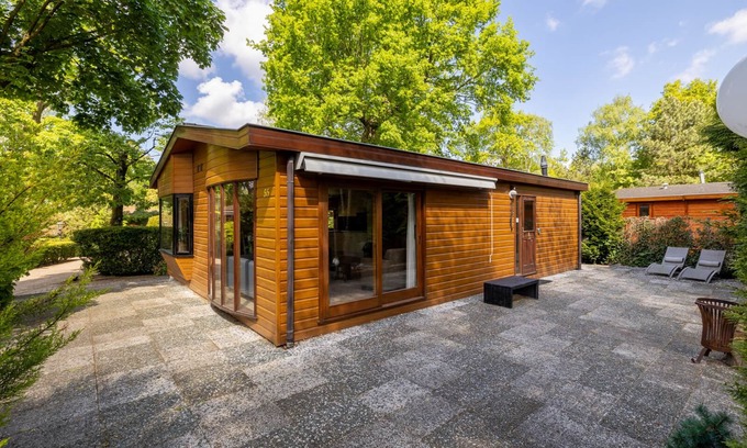 Municipality of Harderwijk House | These wooden chalets are spacious and offer great convenience and comfort, and have a surface area of about 75 m². They are suitable for 4 people, are detached, and nicely decorated. In the living room you will find the seating- and dining area.