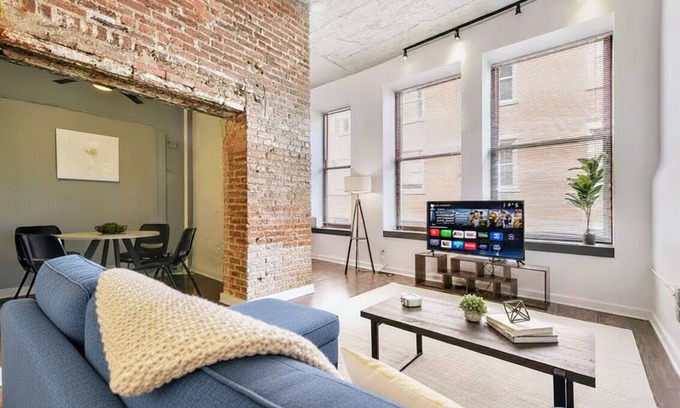 Cultural District Apartment | This apartment is a 1 bedroom(s), 1 bathrooms, located in Pittsburgh, PA.