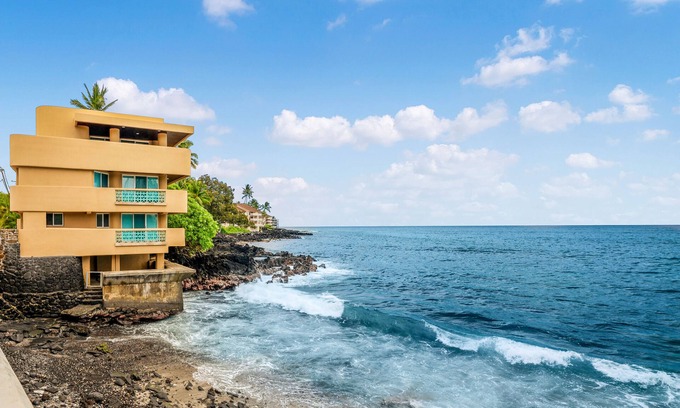 Kailua-Kona House | 🌴This beautiful, one of a kind 3-story home is located directly on the shoreline in Kona🌴