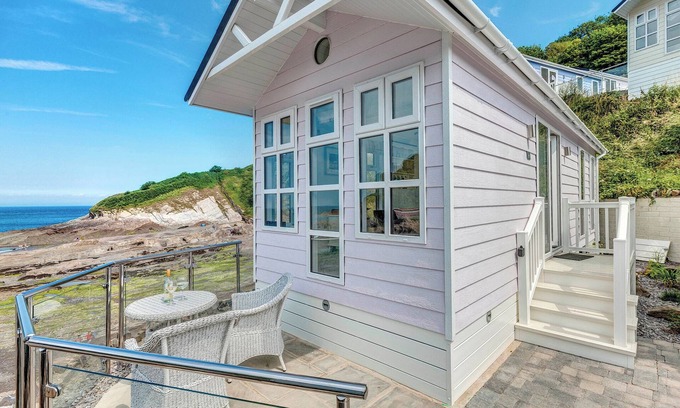 Hele Ski Chalet | This chic country style beach hut is ideal for a romantic escape by the sea.