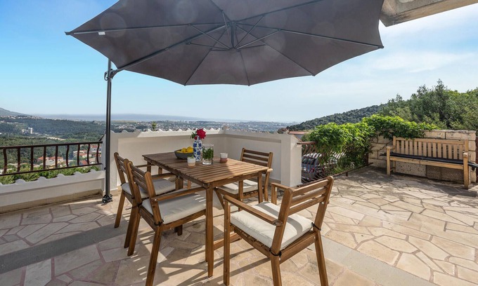 Solin Apartment | This cosy holiday apartment invites you to enjoy a relaxing holiday with a wonderful view.