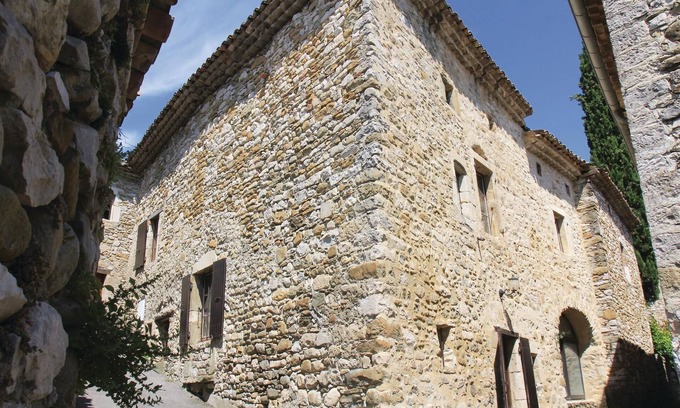 Manas House | This delightful stone house is located in the hills of the picturesque village of Mana. Large stairs