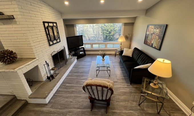 Peterborough House | This guest house a 2 bedroom, 1 bathrooms, located in Peterborough, ON