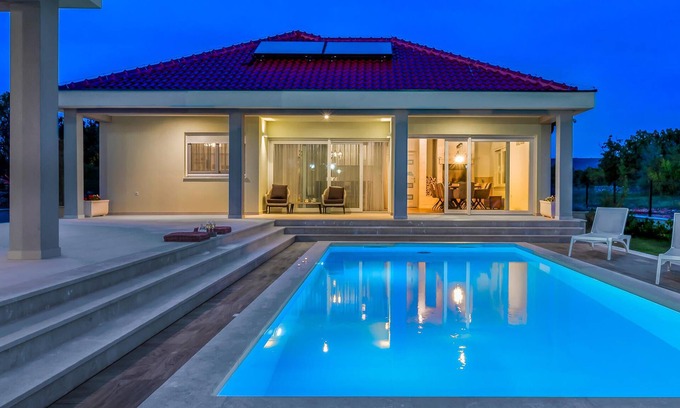 Gornje Planjane House | This luxuriously furnished holiday home is situated on a 1400 m² plot.