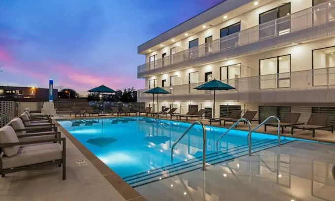 Edgehill Condo | This modern 1-bedroom, 1-bath condo is located in the heart of Downtown, just 1.2 miles from Broadway’s live music, incredible dining, and local attractions. Perfect for couples, solo travelers, or business guests.