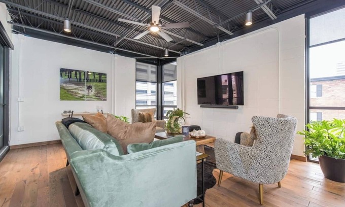 Downtown Apartment | This serviced apartment is a 2 bedroom(s), 2 bathrooms, located in Lexington, KY.
