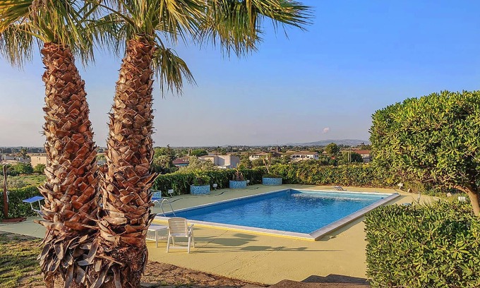 Vittoria House | This spacious Sicilian-style vacation home with private pool is located in the middle of a 20,000 m²