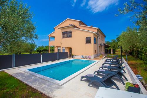Vosteni Apartment | Three-Bedroom Apartment Mir with Private Infinity Pool