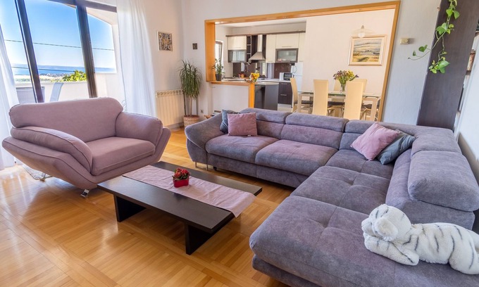 Klis Apartment | Three bedroom apartment with terrace and sea view Klis, Split (A-16979-a)