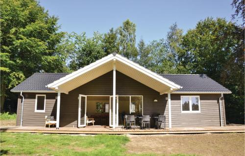 Tikob House | Three-Bedroom Holiday Home In Tikob