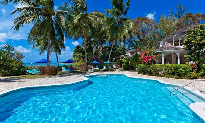 Gibbs Bay Villa | Three Bedroom Townhouse On Gibbs Beach - Emerald Beach Plumbago