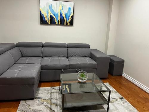 Mississauga Apartment | Three Bedrooms House in Mississauga with free parking Conveniently located with easy access to the airport downtown Toronto major malls and highways for a seamless stay