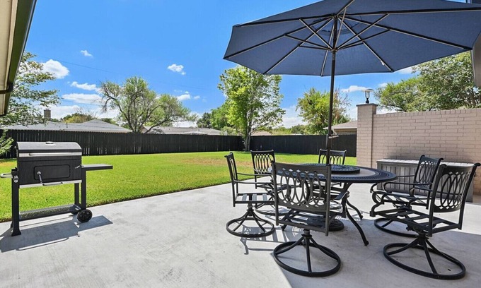 Bryan Apartment | Three Oaks Estate: Sleeps 10+Large Yard