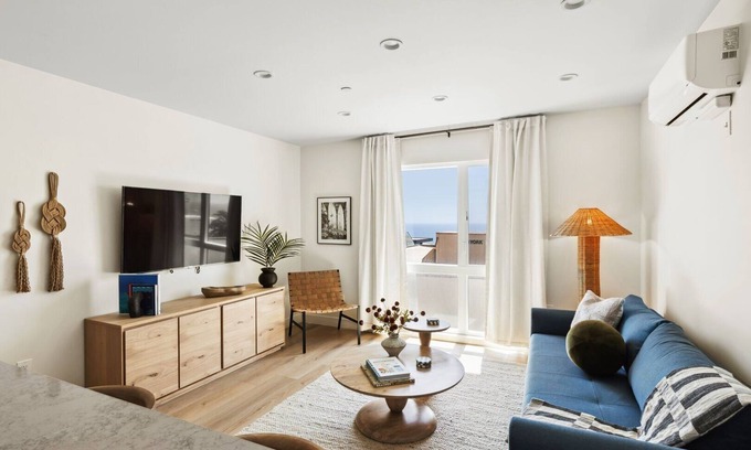 Manhattan Beach Condo | Tide House Unit D | Modern Oceanview 1BD w Parking