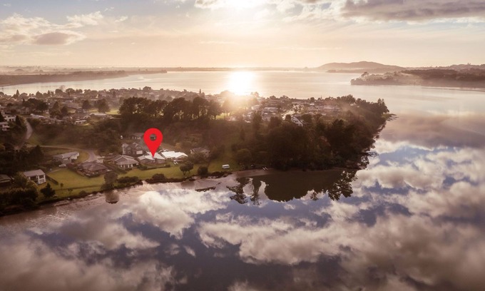 Maungatapu House | Tides Inn. Spacious and Unique Waterfront Holiday