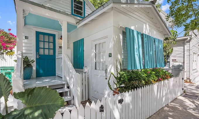 Downtown Condo | TIDES ON SIMONTON ~ Perfectly located Condominium just off Duval!
