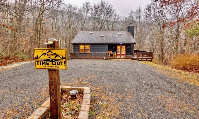 McHenry Cabin | Time Out! Hot Tub! Fire Pit! New Deck, sleeps 10+